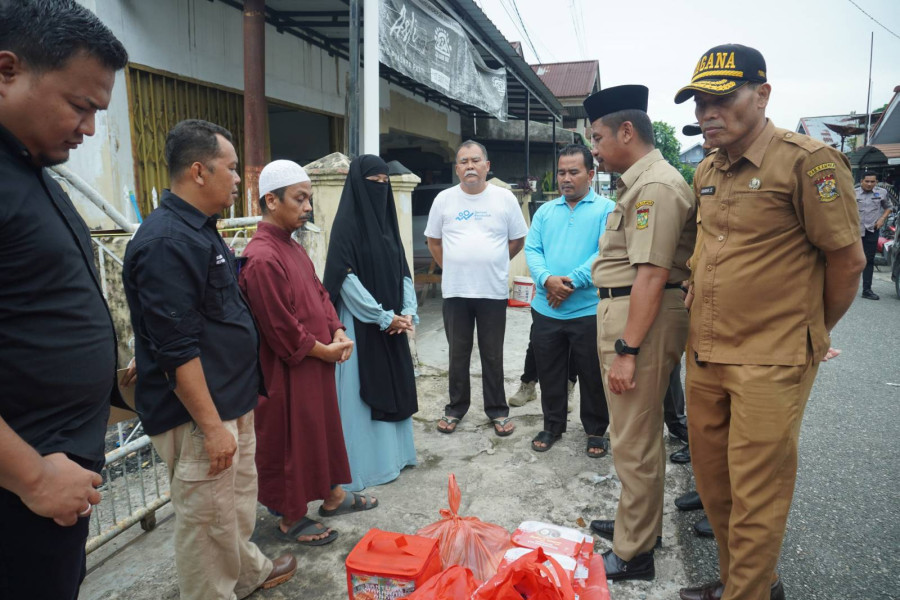 Pj Sekda Ahmad Yuzar Jenguk Korban Kebakaran  dan Serahkan Bantuan