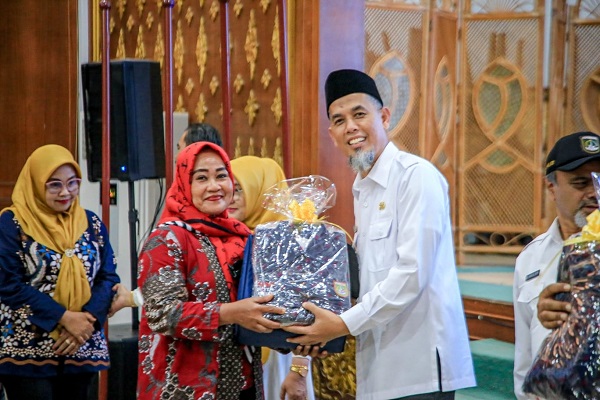 Wali Kota Dumai Serahkan Antriopometri Kit, Stimulan Jamban, dan Baju Seragam untuk Puskesmas dan Kelurahan