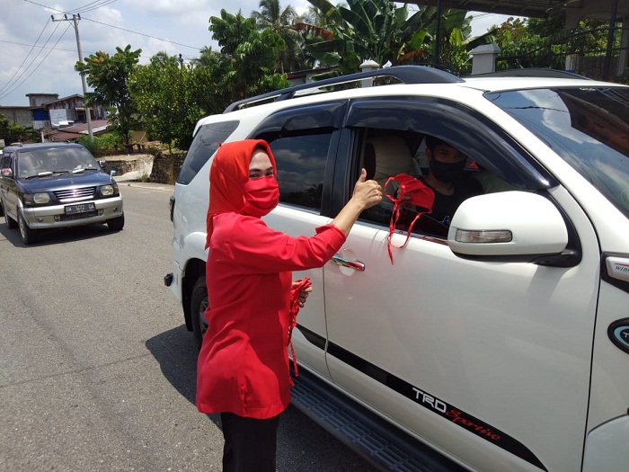 PDI-P Rohul Bagikan Masker dan Beras 4 Ton kepada Warga