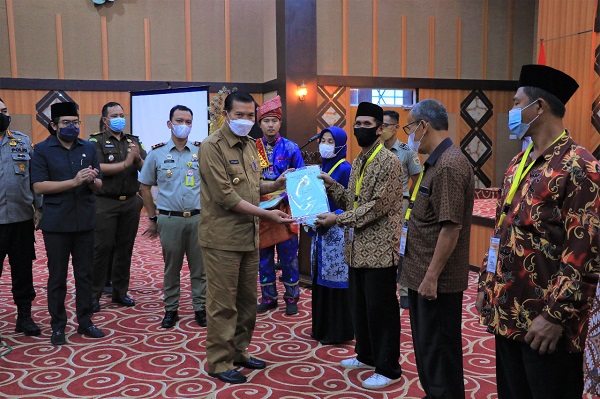 Wali Kota Serahkan Secara Simbolis Sertifikat Tanah Program PTSL