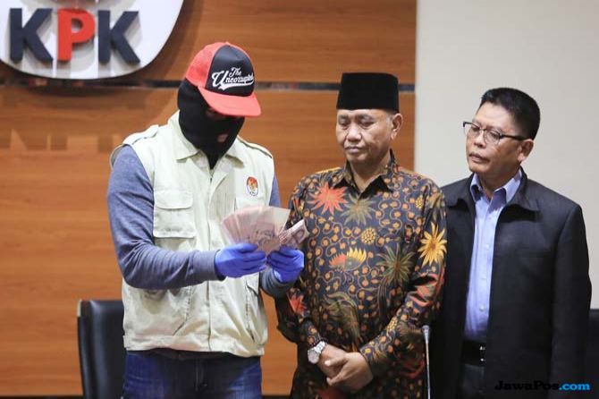 Uang 47 Ribu Dollar Singapura   Antar 'Wakil Tuhan' di  PN Jakarta Selatan  Pakai Rompi  KPK