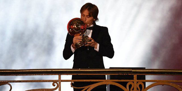 SELAMAT... Luka Modric Resmi Raih Trofi Ballon d'Or 2018