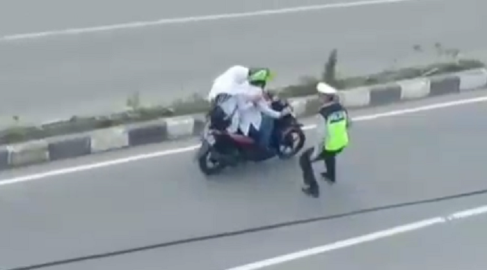 KEREN ABIS...Dirazia Polisi, Siswi SMA Ini Langsung Tancap Gas dan Kabur, Valentino Rossi Sih Kalah