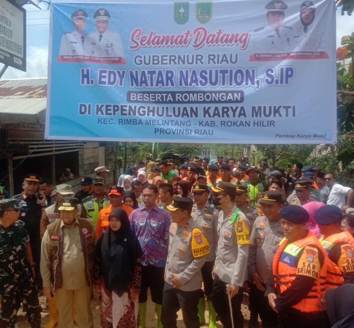 Bupati Rohil Dampingi Gubernur Riau Salurkan Bantuan Sembako Untuk Pengungsi Banjir