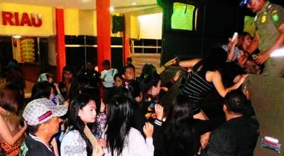 Polisi Geruduk Starcity dan Permata KTV, 26 Cewek Seksi Tanpa Identitas Diamankan