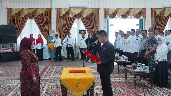Saminar Afrizal Dikukuhkan Sebagai Bunda Literasi Rokan Hilir
