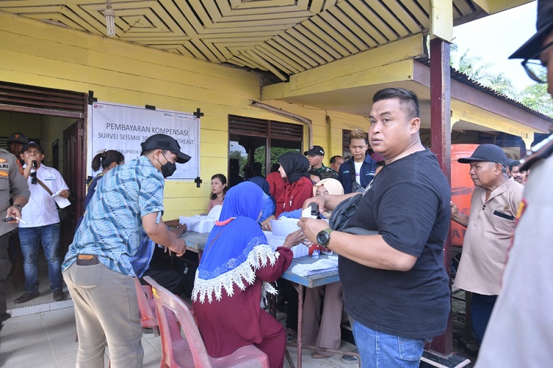 Warga Bangko Pusako Menerima Kompensasi Dari PT PHR - Elnusa