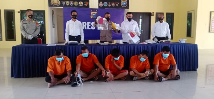 Warung Sekali Sedot Rp10.000  Digerebek Polisi, Pak Kumis Digelandang ke Mapolres Rohil
