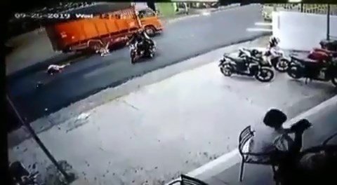 Ngerii Aksi Ekstrem Emak-Emak Kendarai Motor Seperti Superman