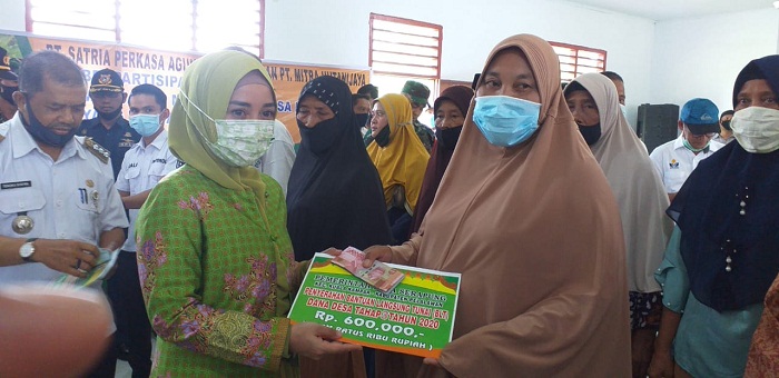 Anggota DPRD Riau Sawitri Pantau Penyaluran BLT di Kuala Kampar, Pelalawan