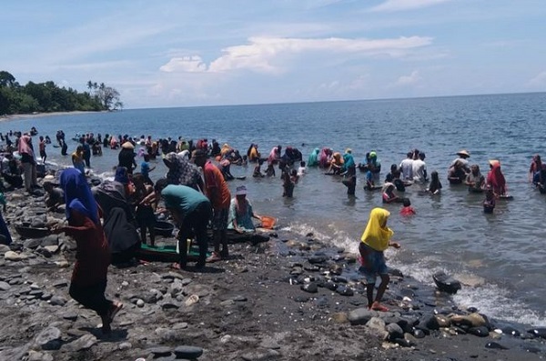 Ratusan Orang Mencari Emas di Pesisir Pantai, Warga: Mungkin Bisa Dapat 1 Kilogram