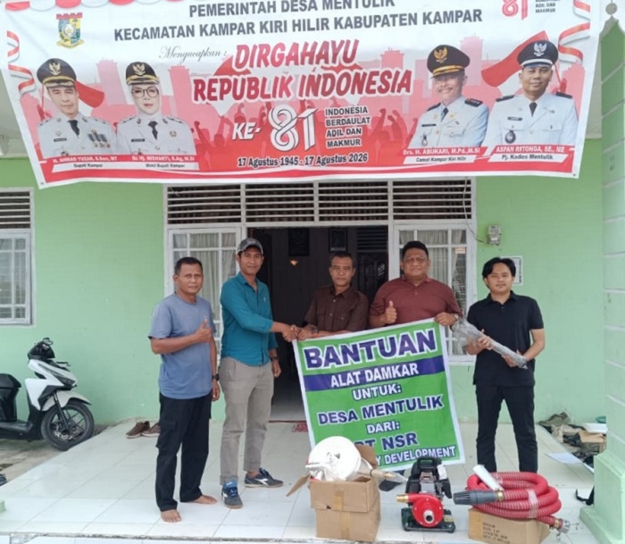 Antisipasi Karhutla, PT Nusantara Sentosa Raya Serahkan Bantuan Alat Pemadam Api ke MPA Desa Mentulik