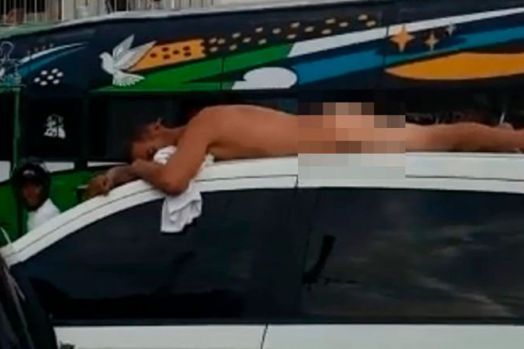 Ampun Dah! Ketahuan Selingkuh, Pria ini Diarak Telanjang di Atap Mobil oleh Istrinya