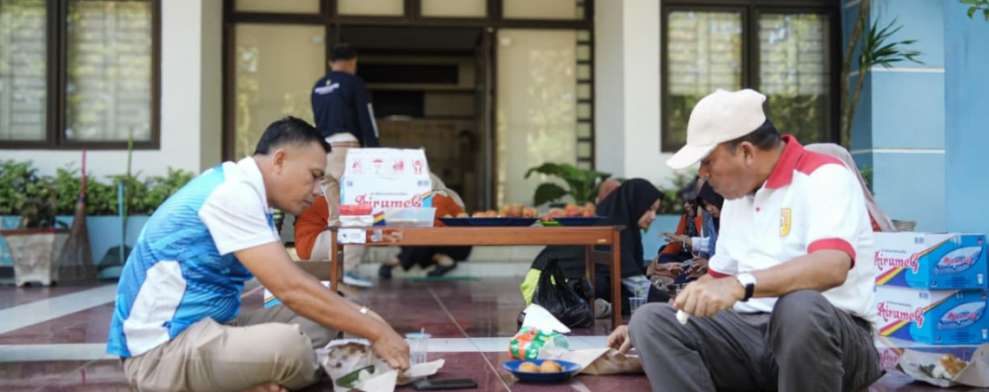 Kadis Kominfo Kuansing Pimpin Gotong Royong Jaga Kebersihan Lingkungan Kerja
