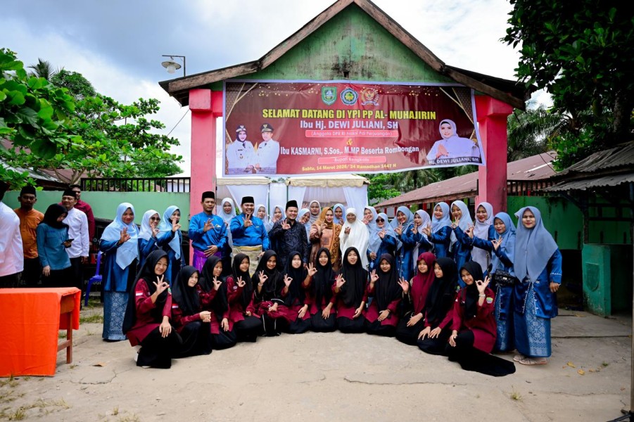 Bupati Bengkalis Dampingi Anggota DPR RI Dewi Juliani Serahkan Bantuan Sembako dan Pompanisasi di Kecamatan Pinggir