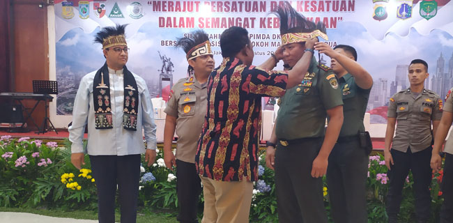 Bukan Pada Jokowi, Tokoh Papua Pasangkan Mahkota Adat Pada Anies, Kapolda dan Pangdam