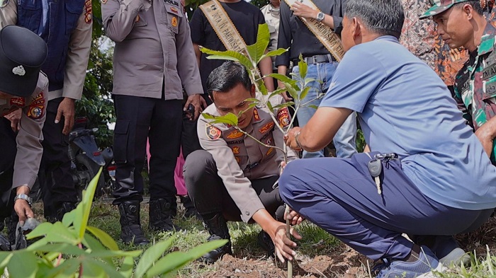 Kapolres Pimpin Penanaman Bibit pohon di Pangean