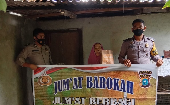 Jum'at Barokah, Kapolsek Kuantan Mudik Ini Bersama Personel Beri Bantuan Kepada Lansia dan Masyarakat Kurang Mampu