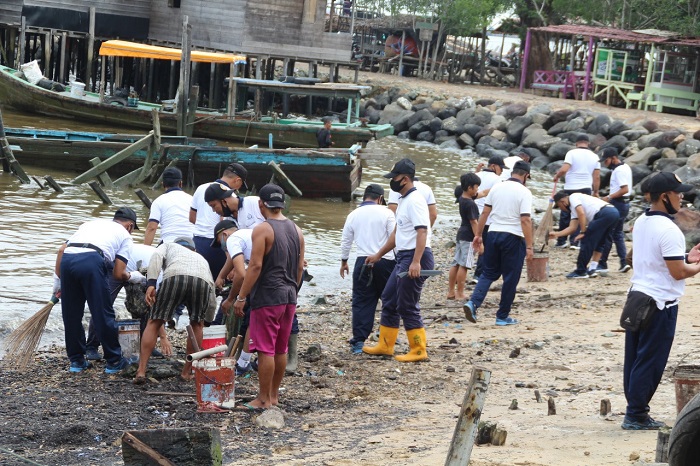 Prajurit Lanal Dumai dan Masyarakat Karya Bakti Bersih Pantai