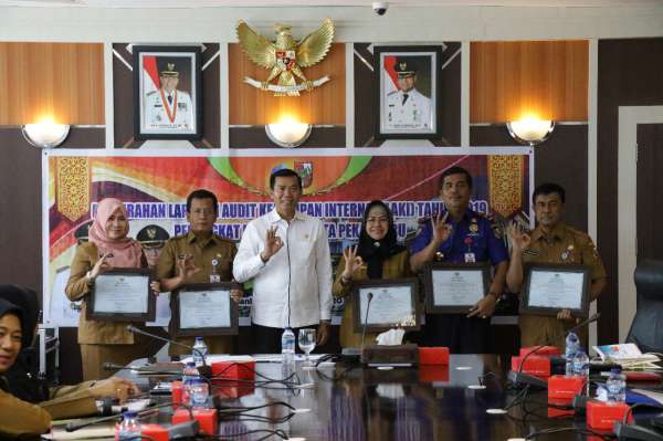 Wako Firdaus Berikan Piagam Penghargaan pada OPD yang Kearsipannya Baik