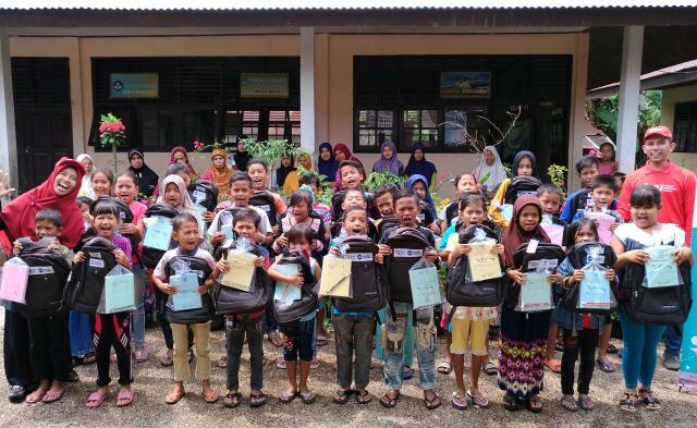 PKPU HI Pekanbaru Salurkan Bantuan Paket Sekolah dari RIC untuk Siswa di Kuansing