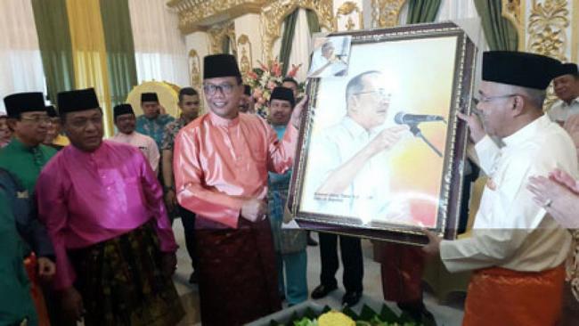 Bupati dan Wakil Bupati Rokan Hilir Meriahkan Ulang Tahun Gubernur Riau dengan Tart, Tumpeng dan Ske