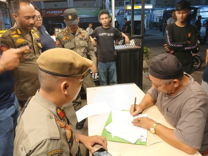 WOW... Buang Sampah Sembarangan di  Soebrantas, Warga Pekanbaru Langsung Terima Denda...