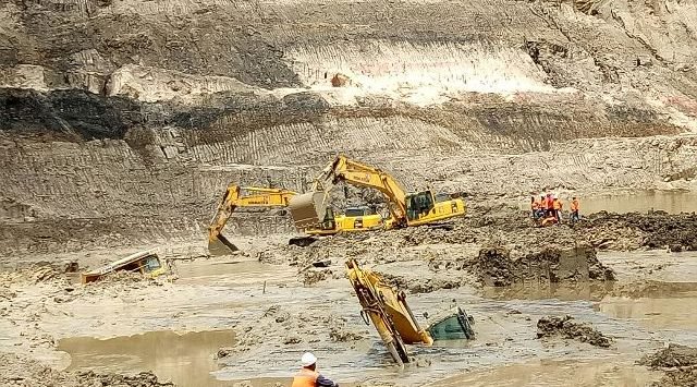 NAHAS...Tertimpa Longsor, Zumran dan Ekskavator Tertimbun Tanah Tambang, Hingga Kini Masih Hilang