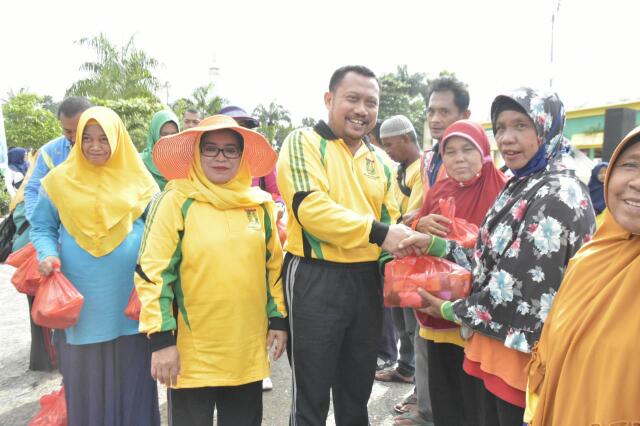 Peringatan Hari Ibu, Bupati Kampar Bagi-bagi Hadiah