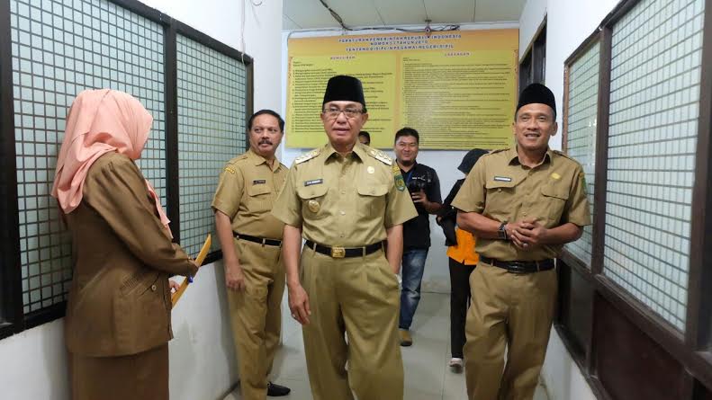 Hari Pertama Kerja Pasca Lebaran, Bupati HM Wardan Sidak Beberapa Instansi