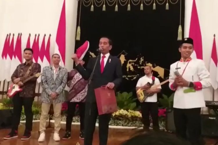 Jokowi Beri Kejutan ke Anggota Paskibraka, Abel Dapat Sepatu Bekas, Rangga Terima Sepeda