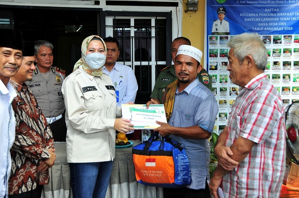 Bupati Rezita Serahkan Bantuan Kepada Korban Kebakaran di Serai Wangi Peranap