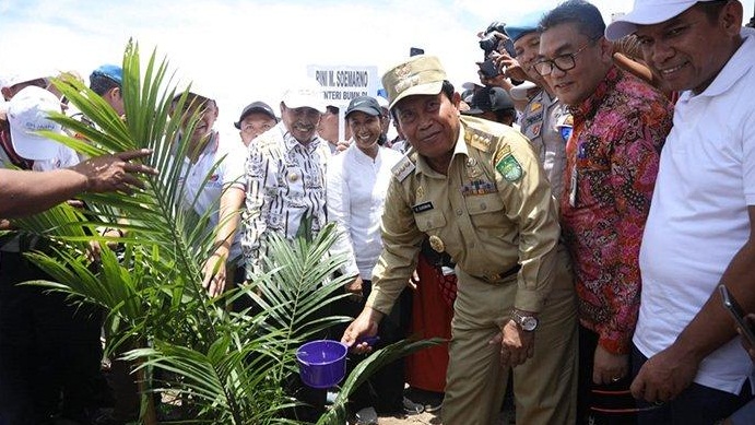 Dampingi Menteri BUMN Tanam Perdana Program Peremajaan Sawit Rakyat di Desa Kumain