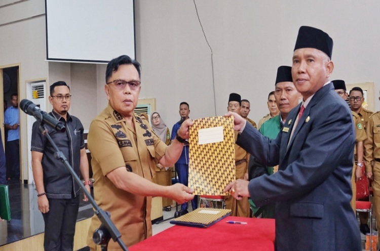 Asmar Lantik 8 Kepala Dinas Baru, Ini Nama-namanya...