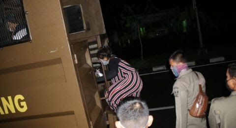 Astaga! Lagi Bulan Puasa Begini, Janda Muda Ketahuan Berbuat Mesum, si Duda malah Ngumpet di Loteng