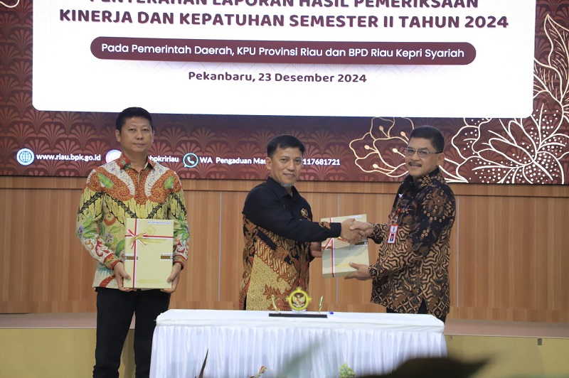 Sekda Pelalawan Terima LHP Kinerja  Pengelolaan APBD Semester I