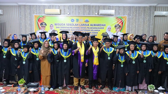 Wabup Rohil Jhony Charles Hadiri Wisuda 24 Orang Sekolah Lansia Alwardah