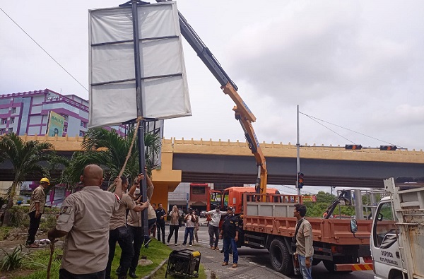 Pemko Pekanbaru Mulai Penertiban Tiang  Reklame Ilegal