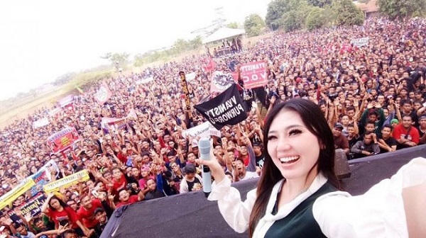 VIDEO: Sedang Manggung, Via Vallen Ambruk di Depan Penonton