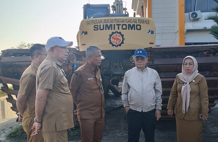 Pemkab Rohil Beli Sejumlah Alat Berat  untuk Perbaikan Jalan Rusak