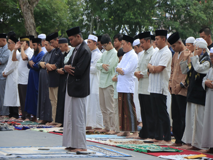Bupati Kampar Laksanakan Shalat Idul Adha 1446 H Di Lapangan Pelajar