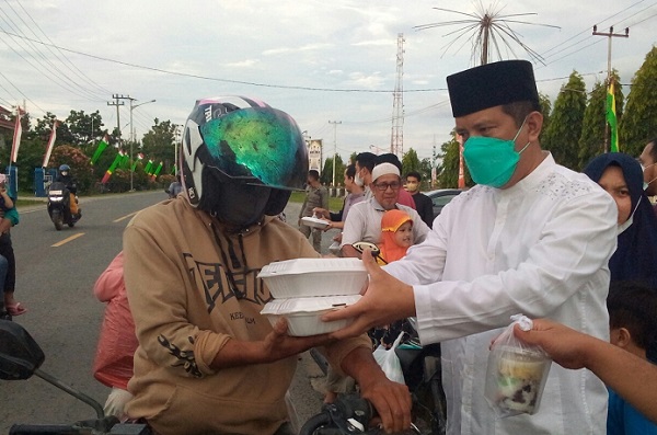 Di Bulan Suci Ramadhan Diskominfo Inhu Bagi Takjil ke Masyarakat dan Pengendara