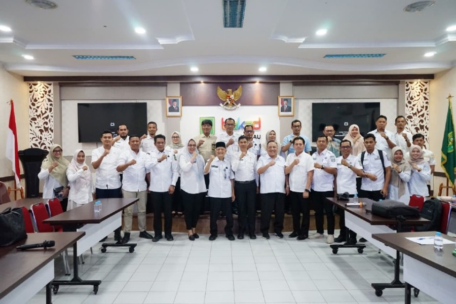 Sekda Sudandri Pimpin Evaluasi Ranperda Pertanggung Jawaban APBD 2025 di BPKAD Riau
