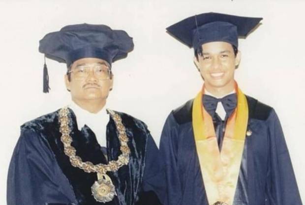 Anies Baswedan Unggah Foto Saat Kuliah di UGM, Warganet: Semoga Allah Angkat Bapak Jadi Presiden