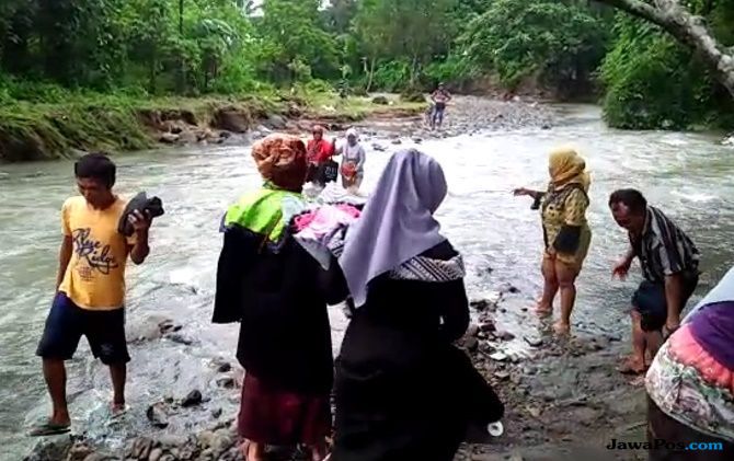 SALUT...Jembatan Roboh karena Banjir, Mahasiswi Cantik Nekat Seberangi Sungai Agar Bisa Diwisuda di UNP
