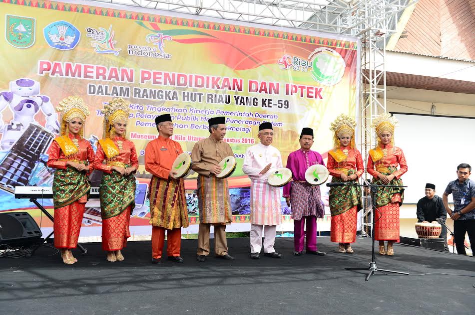 Gubri Buka Pameran Pendidikan dan IPTEK 2016