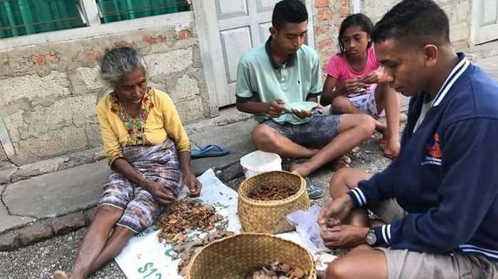 HARU...Saat Putranya Sukses Jadi Bupati, Margaretha Hati Manhitu Tetap Jualan Sayur di Pasar