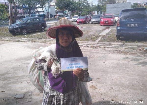 Terima Bantuan dari Rumah Yatim, Sartini Ngaku Merantau ke Pekanbaru dari Yogyakarta untuk Cari Anaknya