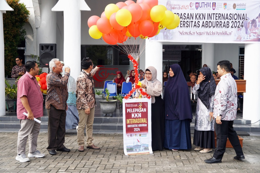 Diikuti 416 Mahasiswa, Rektor Lakukan Pelepasan KKN Internasional Universitas Abdurrab Tahun 2024