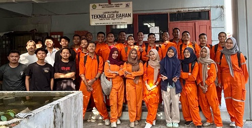 Unri Cetak Calon Insinyur Handal Melalui Uji Kuat Tekan Beton